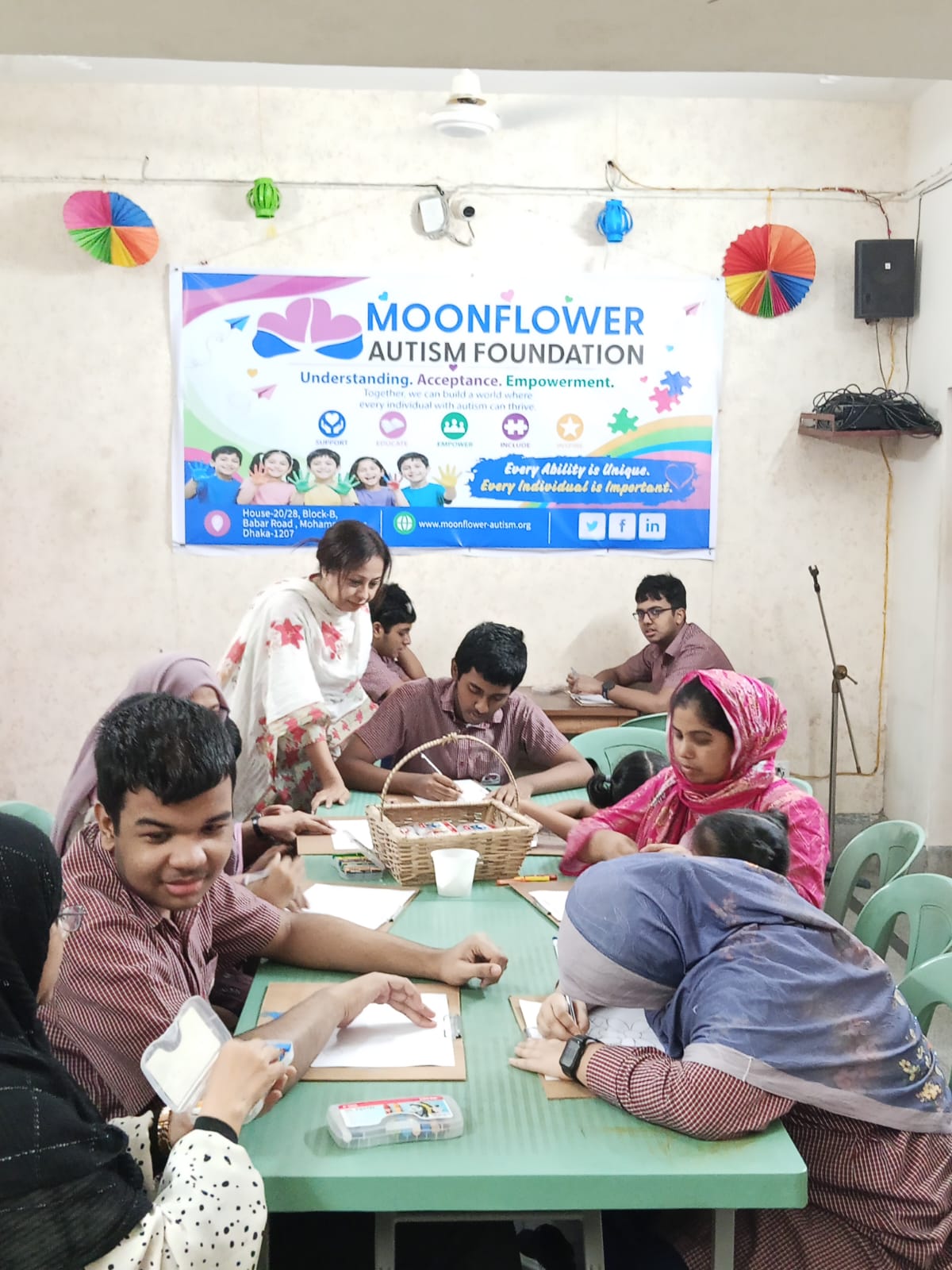 মুনফ্লাওয়ার অটিজম ফাউন্ডেশনে সৃজনশীল আর্ট সেশন